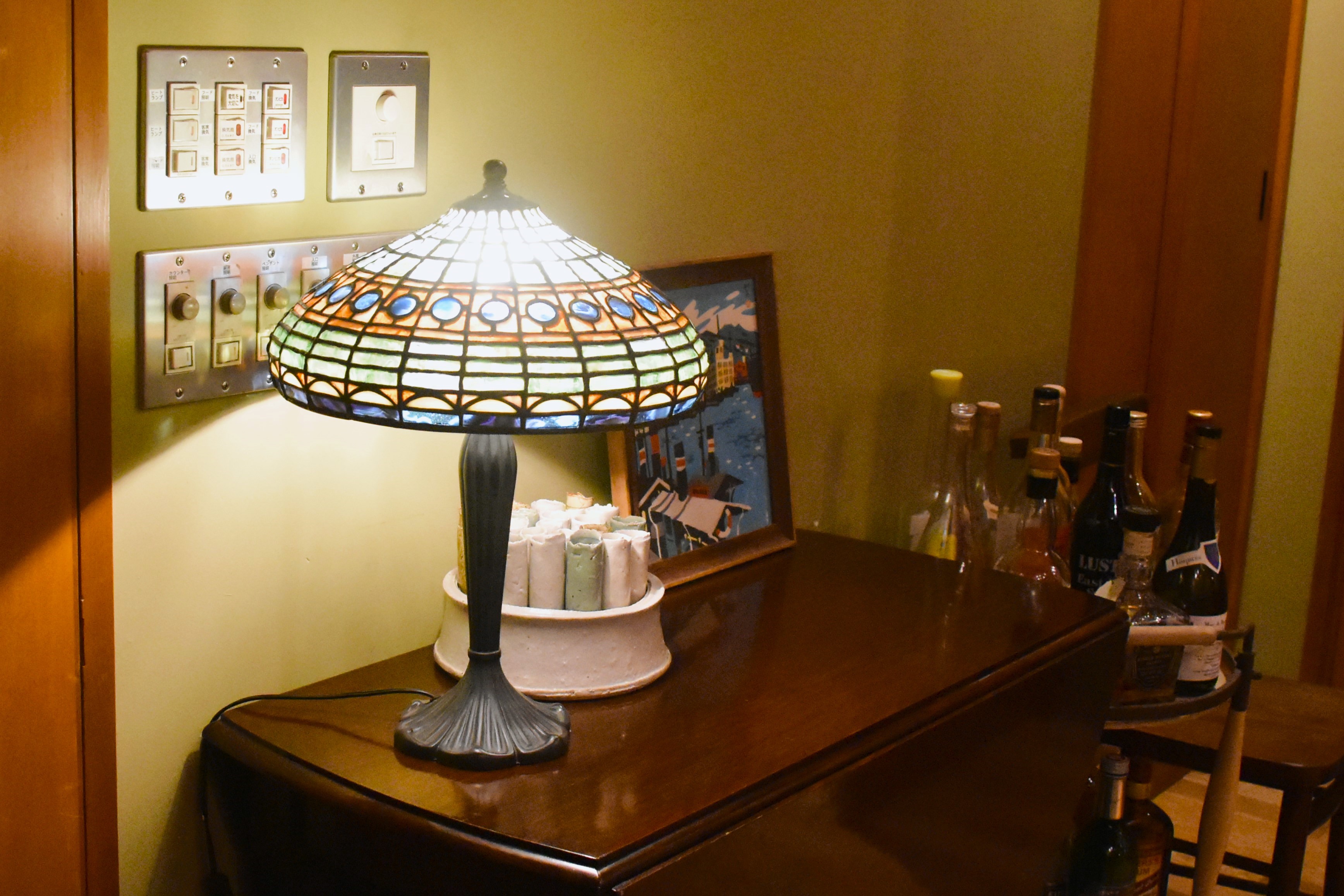 店内にあるお義母さま作のランプ。「ステンドグラスは“枠のある表現”」と加古さんはいう。